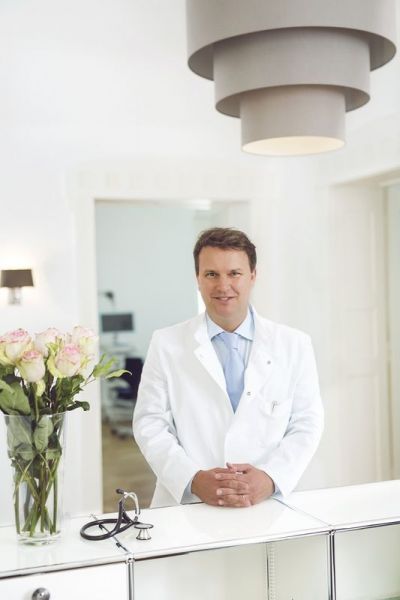 Dr. Alexander Faupel, Kardiologe und Internist, am Empfang seiner Praxis.